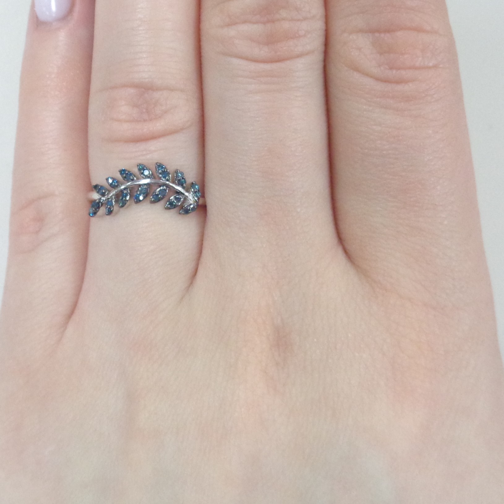 Серебряное кольцо с голубыми бриллиантами